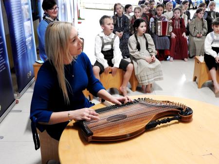 Učence je spremljala na citrah Špela Štular
